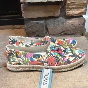 TOMS Women's Floral Flats Size 7.5 NWT